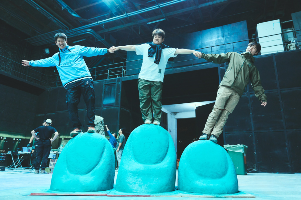 武指敬友，對張導總是非常恭敬，忠心耿耿 5