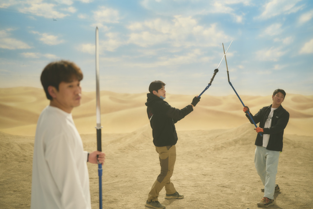 武指敬友，對張導總是非常恭敬，忠心耿耿 13